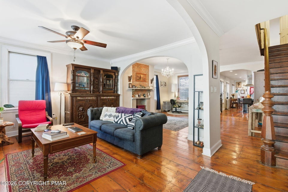 Photograph 6 of a featured listing, click To view all photos (opens In a New window) 