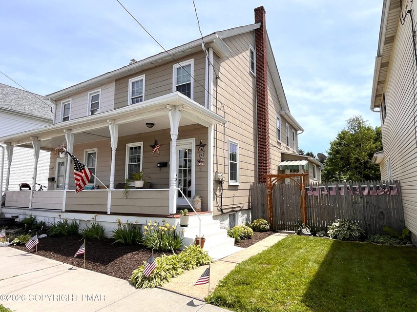 Photograph 13 of a featured listing, click To view all photos (opens In a New window) 