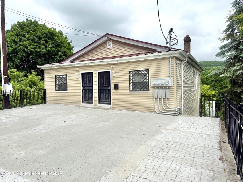 Photograph 15 of a featured listing, click To view all photos (opens In a New window) 