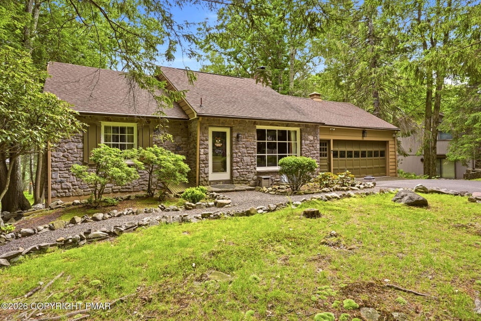 Photograph 4 of a featured listing, click To view all photos (opens In a New window) 